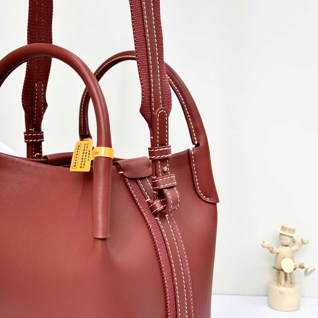 L0r0 P1ana Small Bale Bag Calfskin 17 x 17 x 21 cm