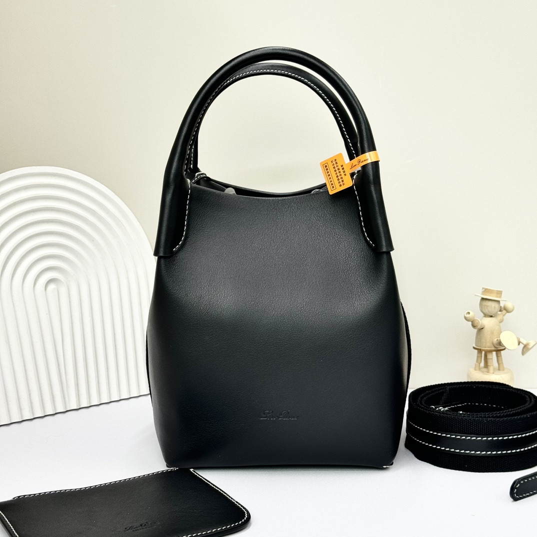 L0r0 P1ana Small Bale Bag Calfskin 17 x 17 x 21 cm