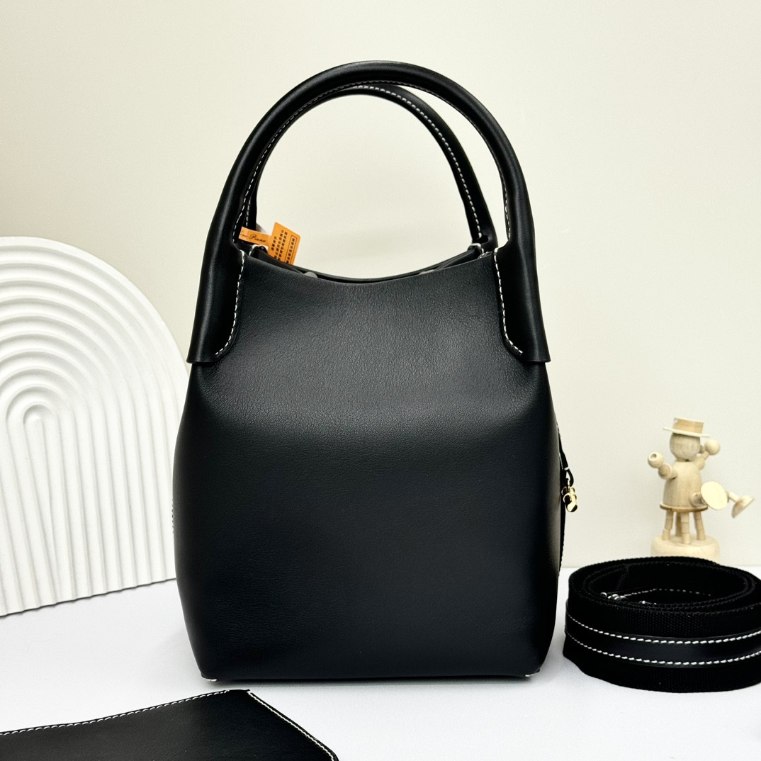 L0r0 P1ana Small Bale Bag Calfskin 17 x 17 x 21 cm