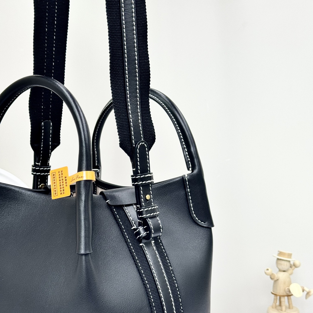 L0r0 P1ana Small Bale Bag Calfskin 17 x 17 x 21 cm