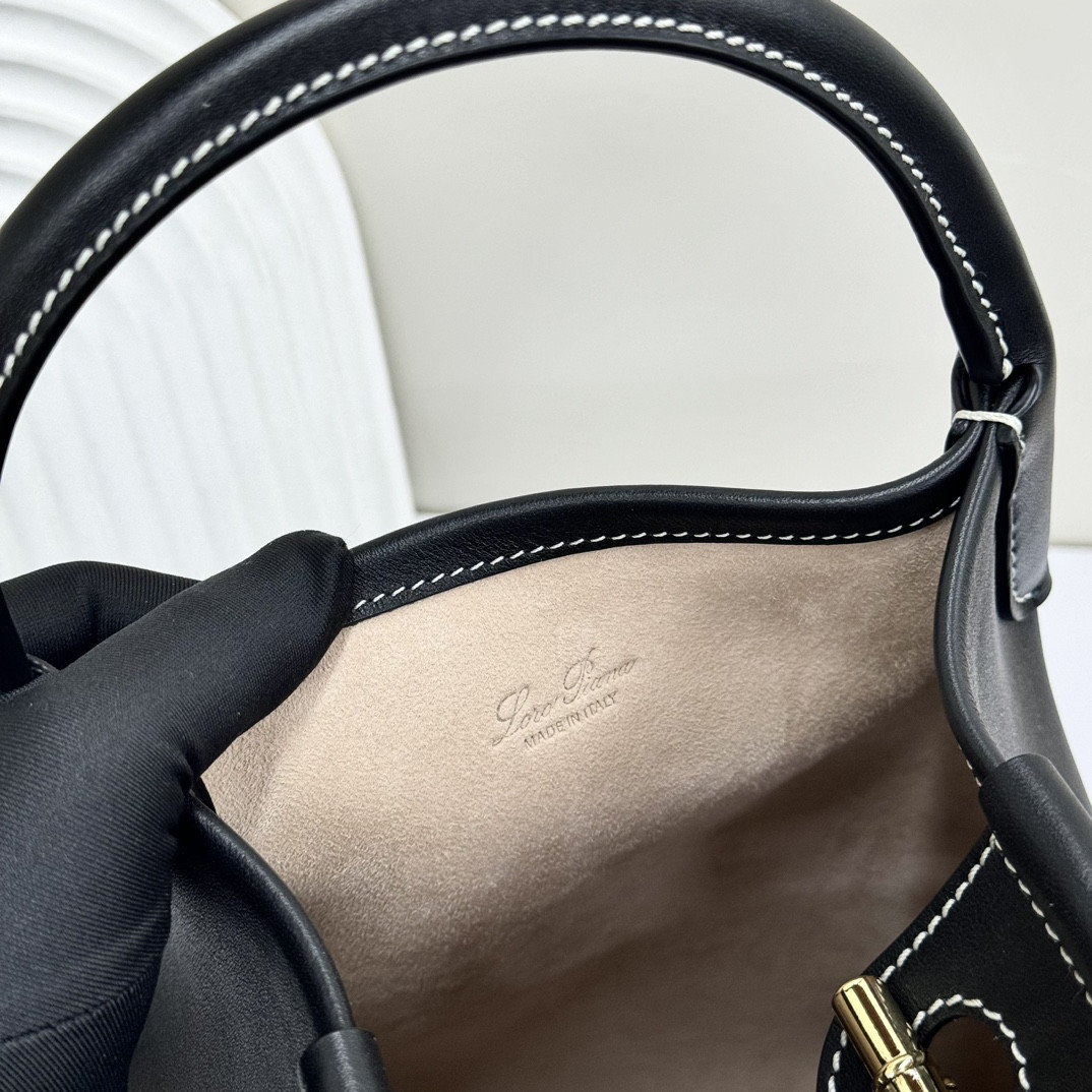 L0r0 P1ana Small Bale Bag Calfskin 17 x 17 x 21 cm