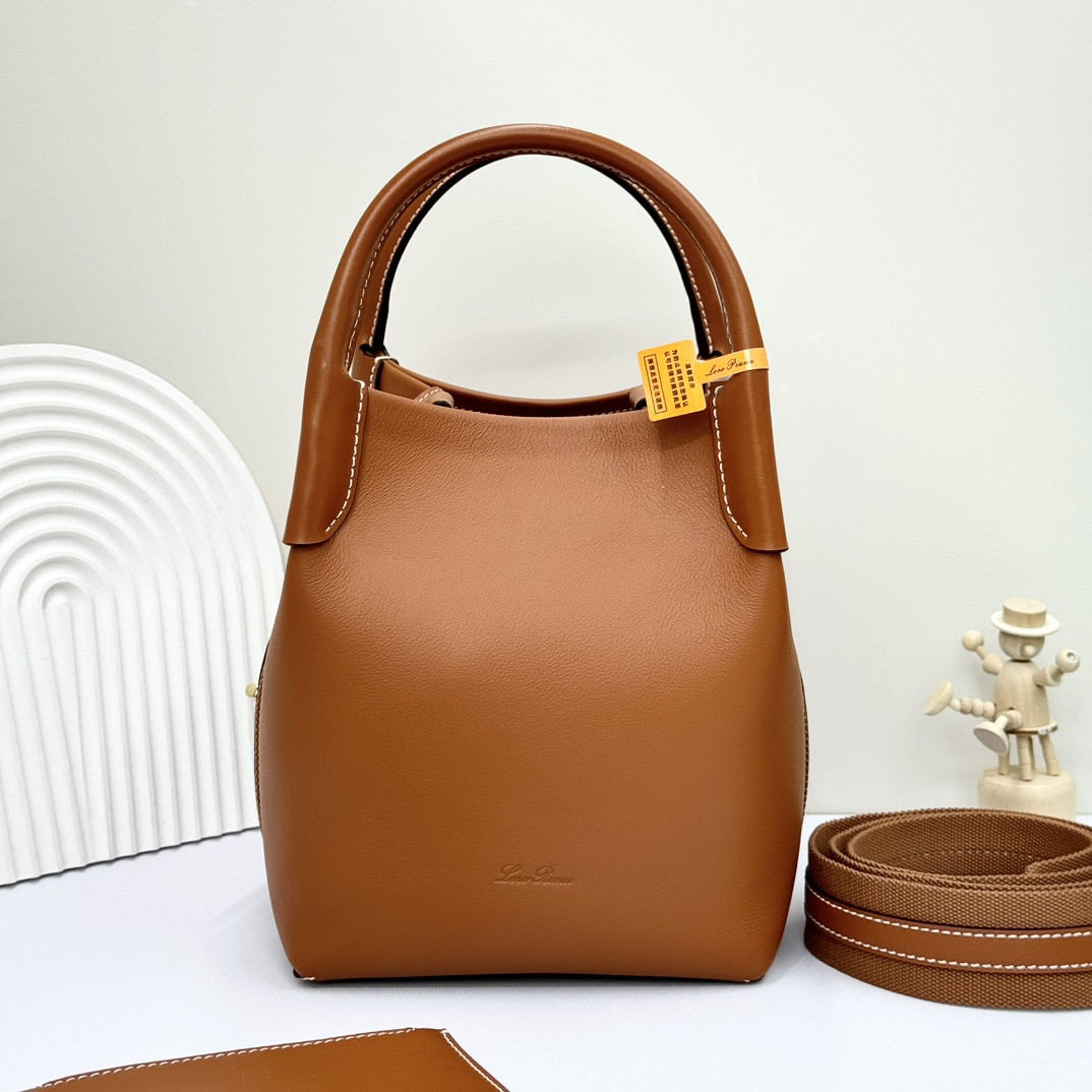 L0r0 P1ana Small Bale Bag Smooth Calfskin 17 x 17 x 21 cm