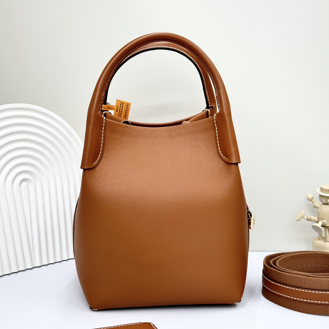 L0r0 P1ana Small Bale Bag Smooth Calfskin 17 x 17 x 21 cm