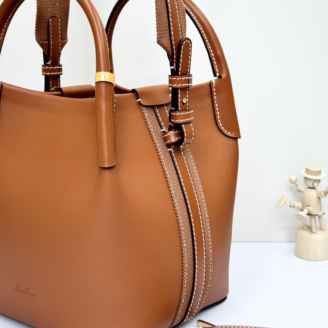 L0r0 P1ana Small Bale Bag Smooth Calfskin 17 x 17 x 21 cm