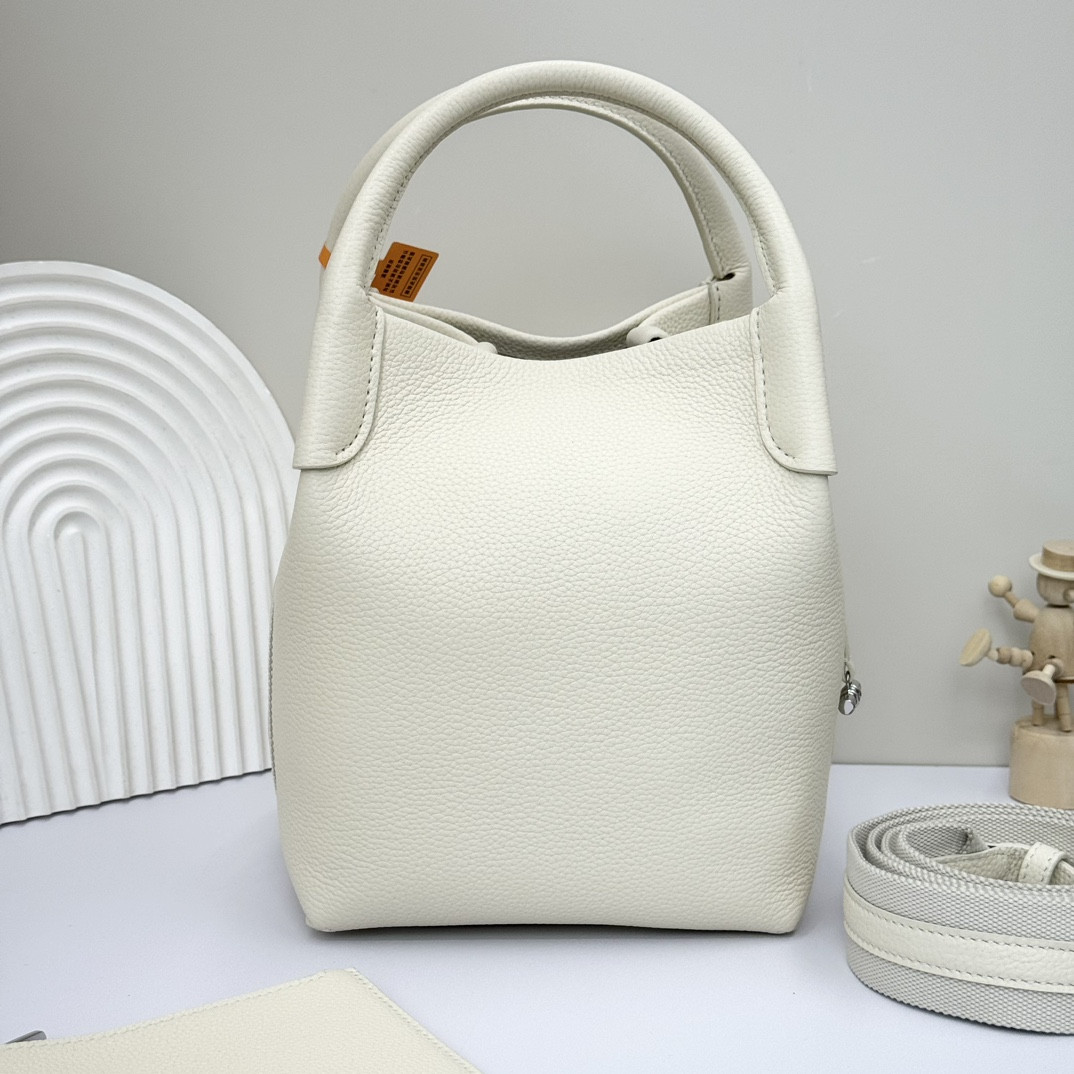 L0r0 P1ana Small Bale Bag Grained Calfskin 17 x 17 x 21 cm