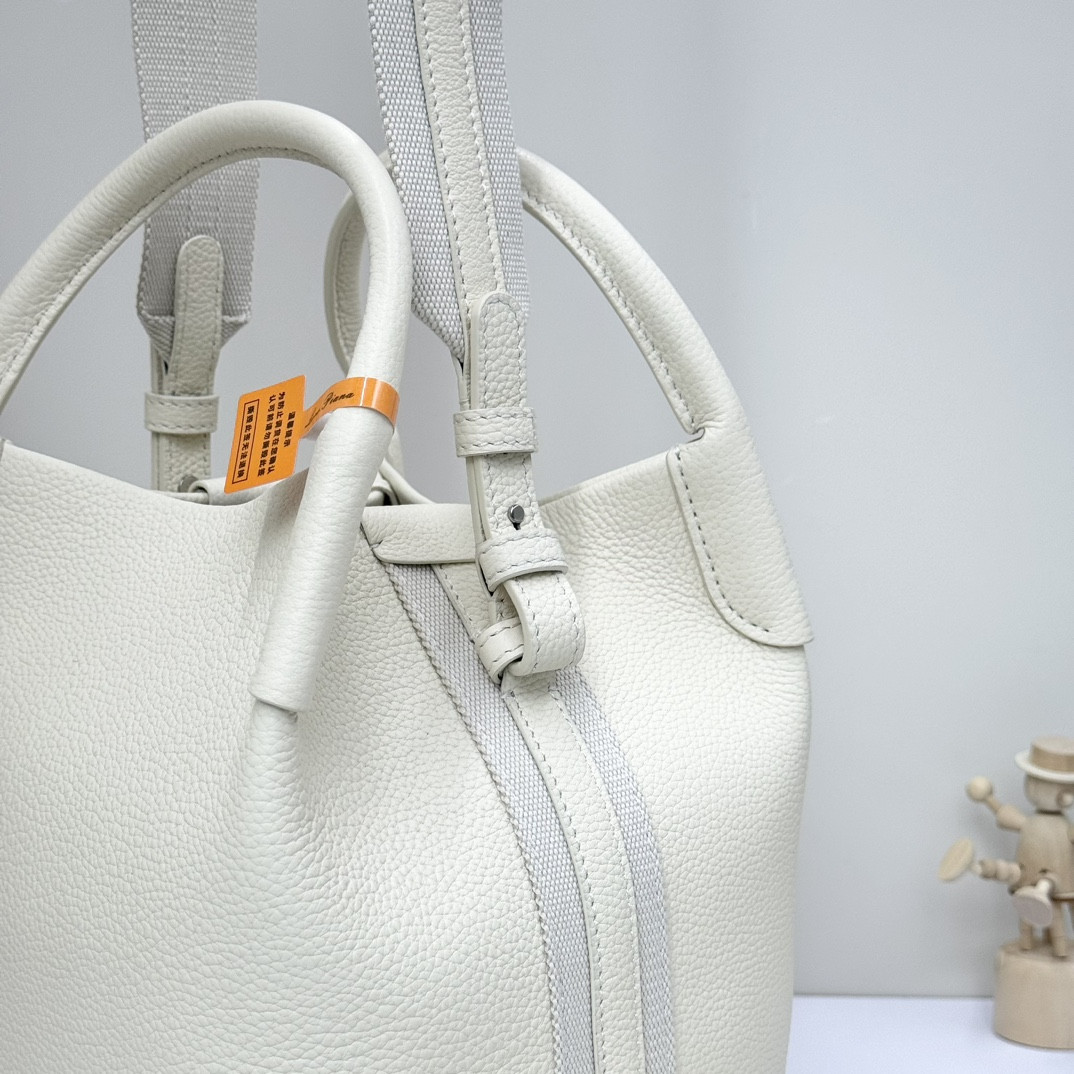 L0r0 P1ana Small Bale Bag Grained Calfskin 17 x 17 x 21 cm