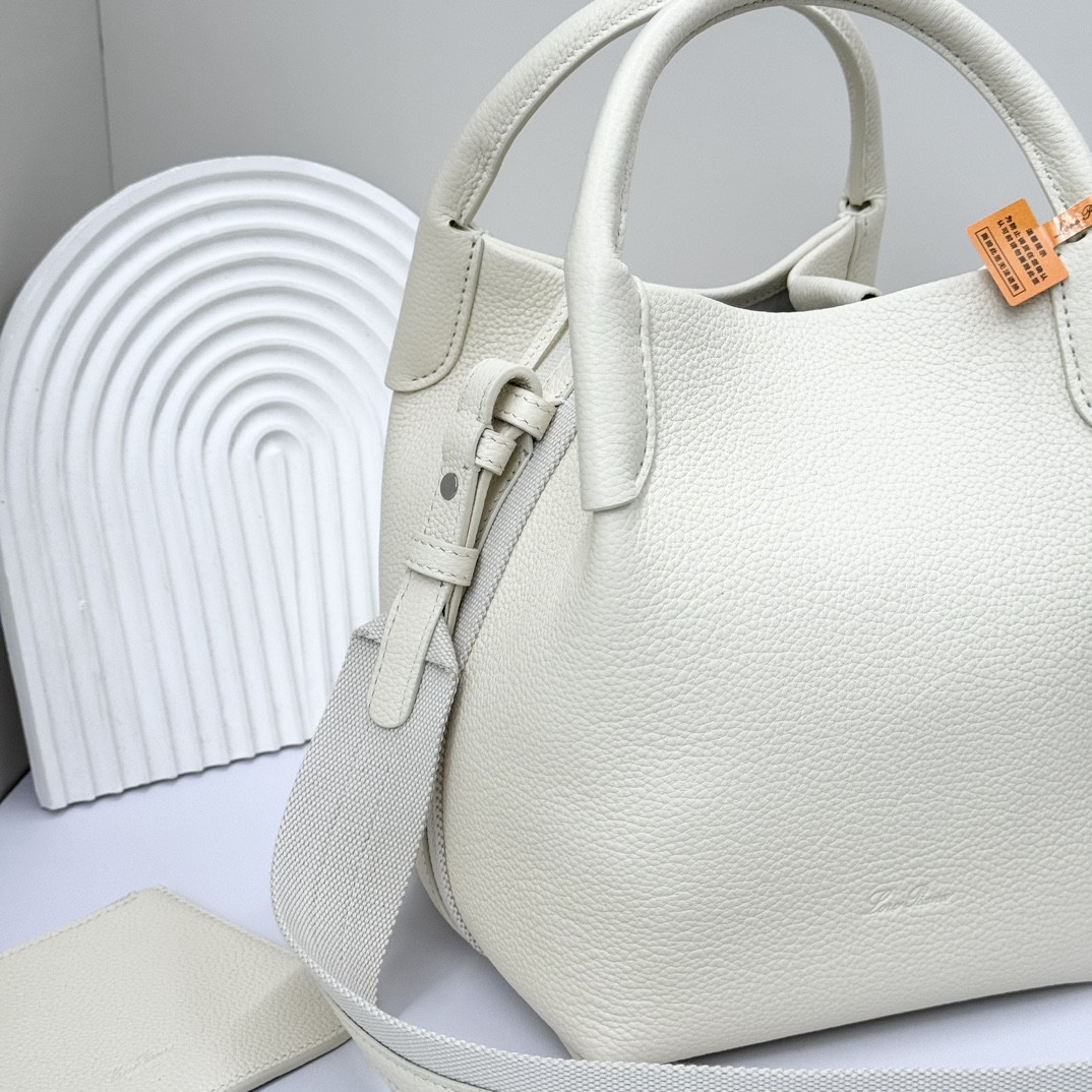 L0r0 P1ana Small Bale Bag Grained Calfskin 17 x 17 x 21 cm