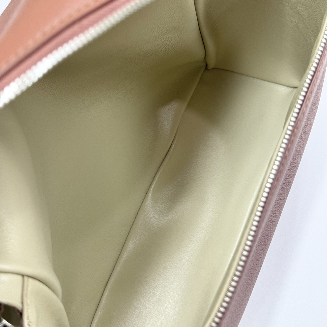 L0r0 P1ana Extra Pocket backpack L23.5 Grained Calfskin 23 x 21 x 8 cm