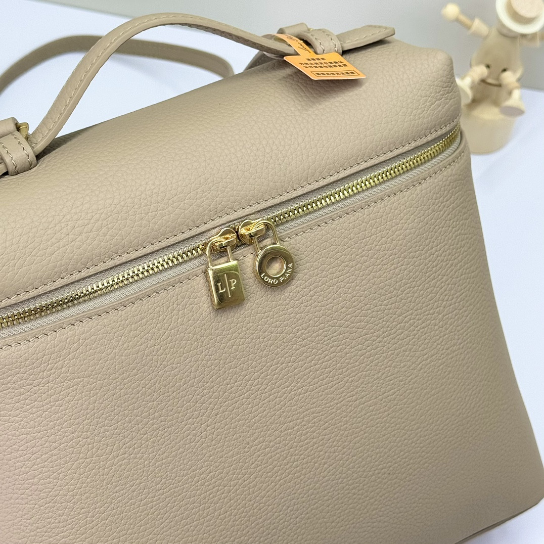 L0r0 P1ana Extra Pocket backpack L23.5 Grained Calfskin 23 x 21 x 8 cm