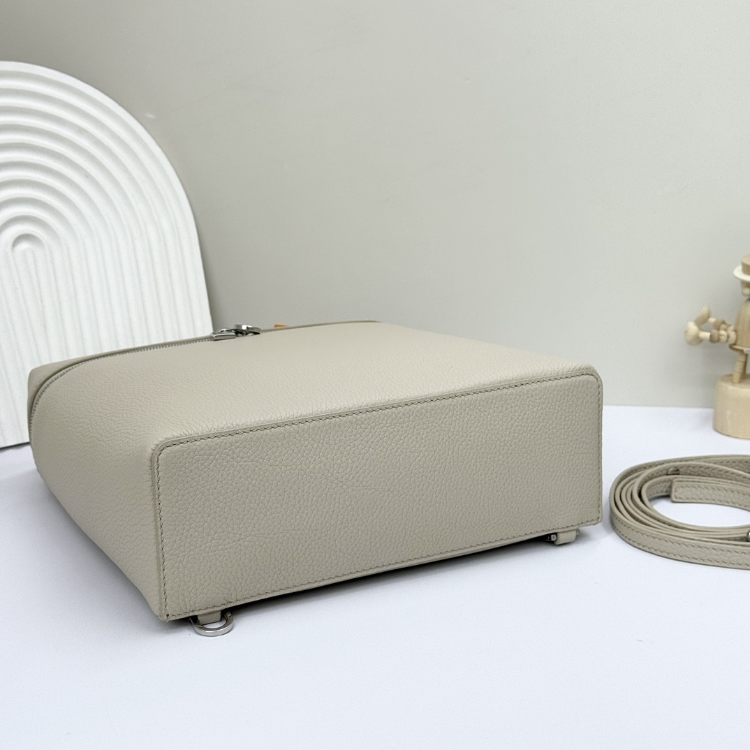 L0r0 P1ana Extra Pocket backpack L23.5 Grained Calfskin 23 x 21 x 8 cm