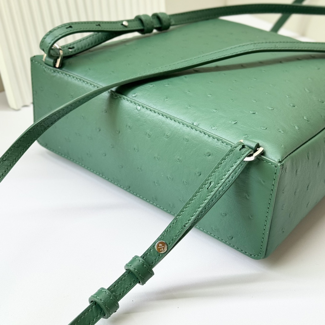 L0r0 P1ana Extra Pocket backpack L23.5 Ostrich-grained Leather 23 x 21 x 8 cm