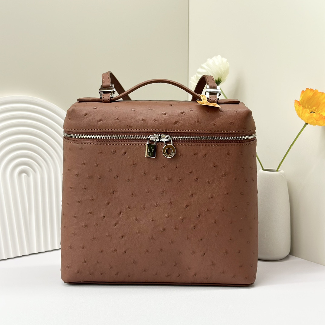 L0r0 P1ana Extra Pocket backpack L23.5 Ostrich-grained Leather 23 x 21 x 8 cm