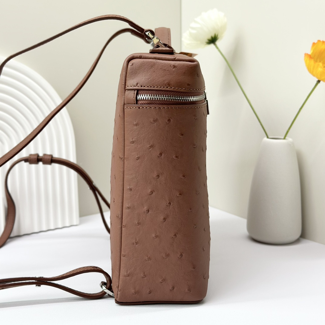 L0r0 P1ana Extra Pocket backpack L23.5 Ostrich-grained Leather 23 x 21 x 8 cm