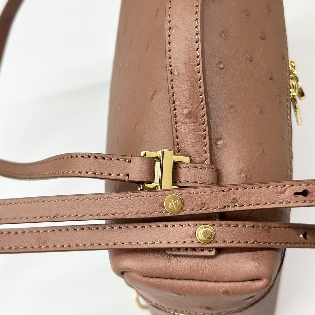 L0r0 P1ana Extra Pocket backpack L23.5 Ostrich-grained Leather 23 x 21 x 8 cm