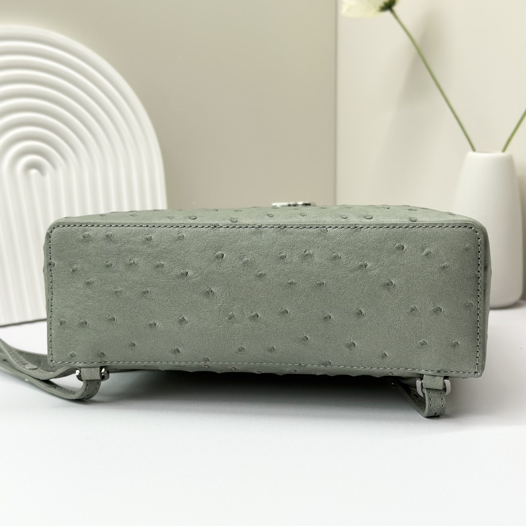 L0r0 P1ana Extra Pocket backpack L23.5 Ostrich-grained Leather 23 x 21 x 8 cm