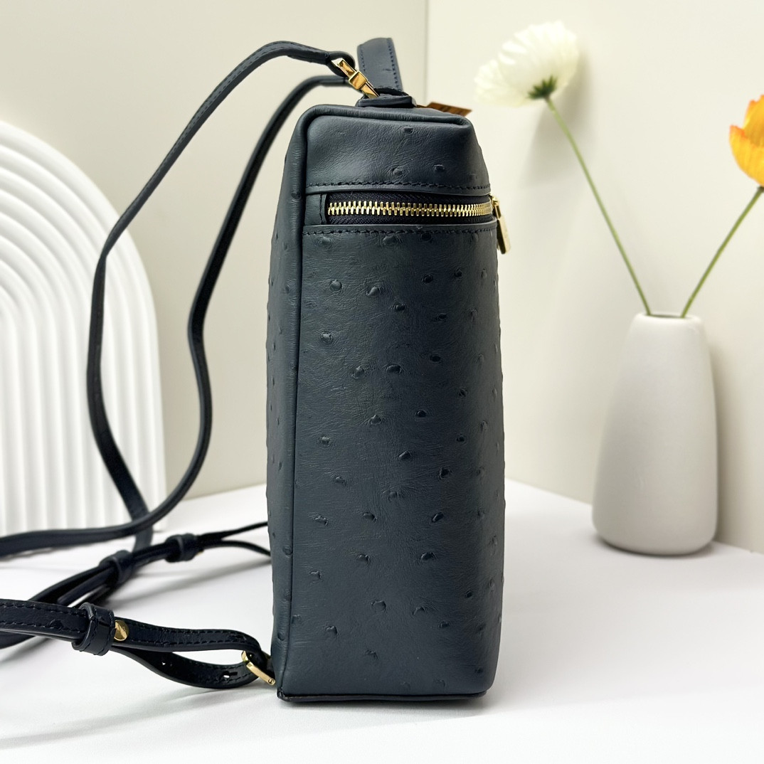 L0r0 P1ana Extra Pocket backpack L23.5 Ostrich-grained Leather 23 x 21 x 8 cm