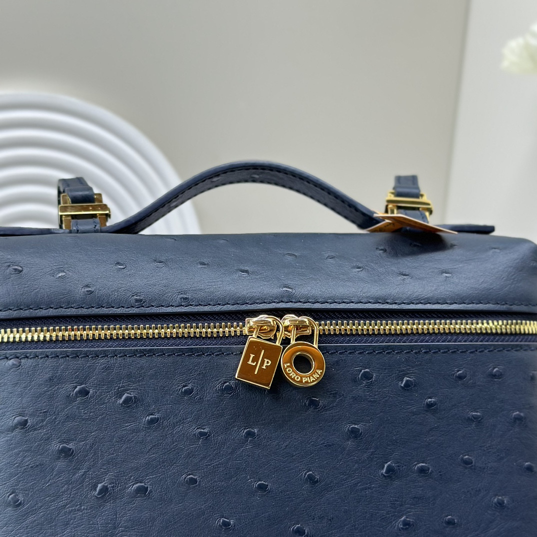 L0r0 P1ana Extra Pocket backpack L23.5 Ostrich-grained Leather 23 x 21 x 8 cm