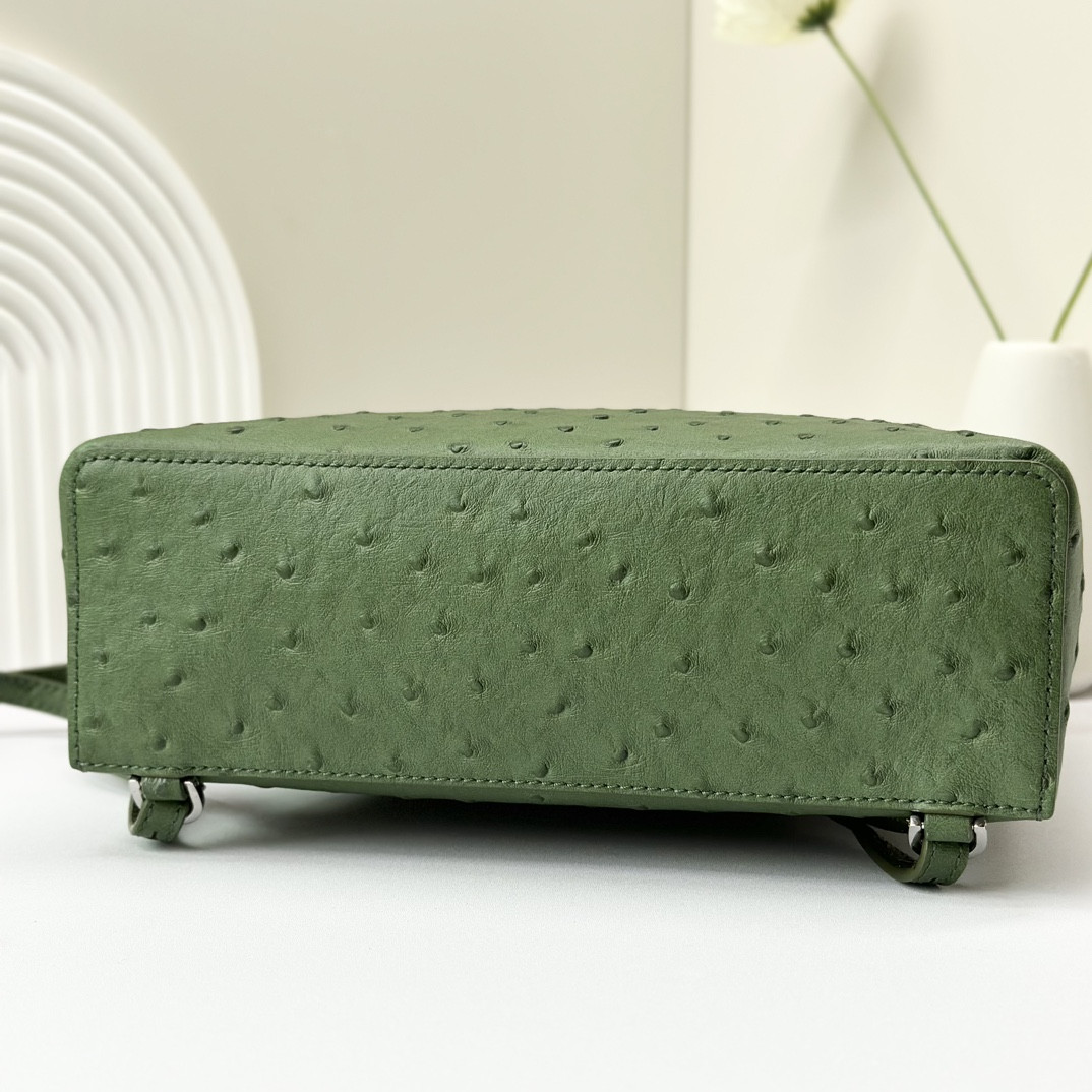 L0r0 P1ana Extra Pocket backpack L23.5 Ostrich-grained Leather 23 x 21 x 8 cm