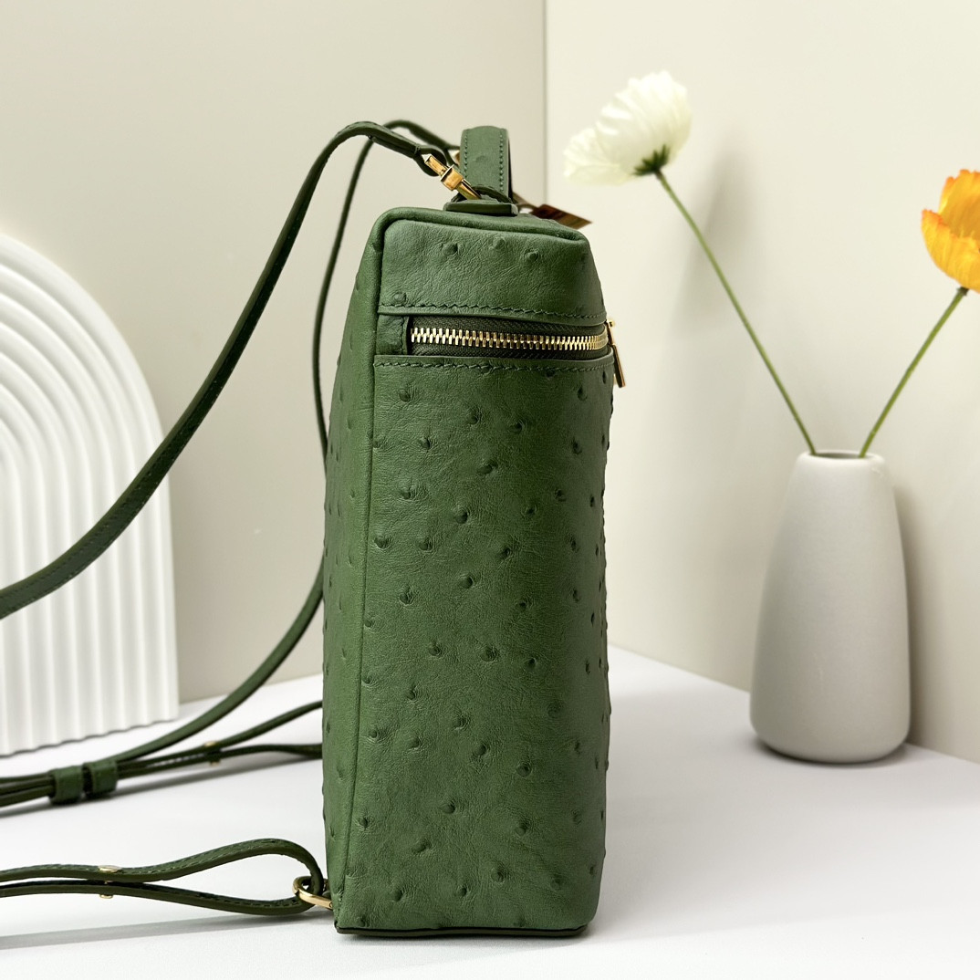 L0r0 P1ana Extra Pocket backpack L23.5 Ostrich-grained Leather 23 x 21 x 8 cm