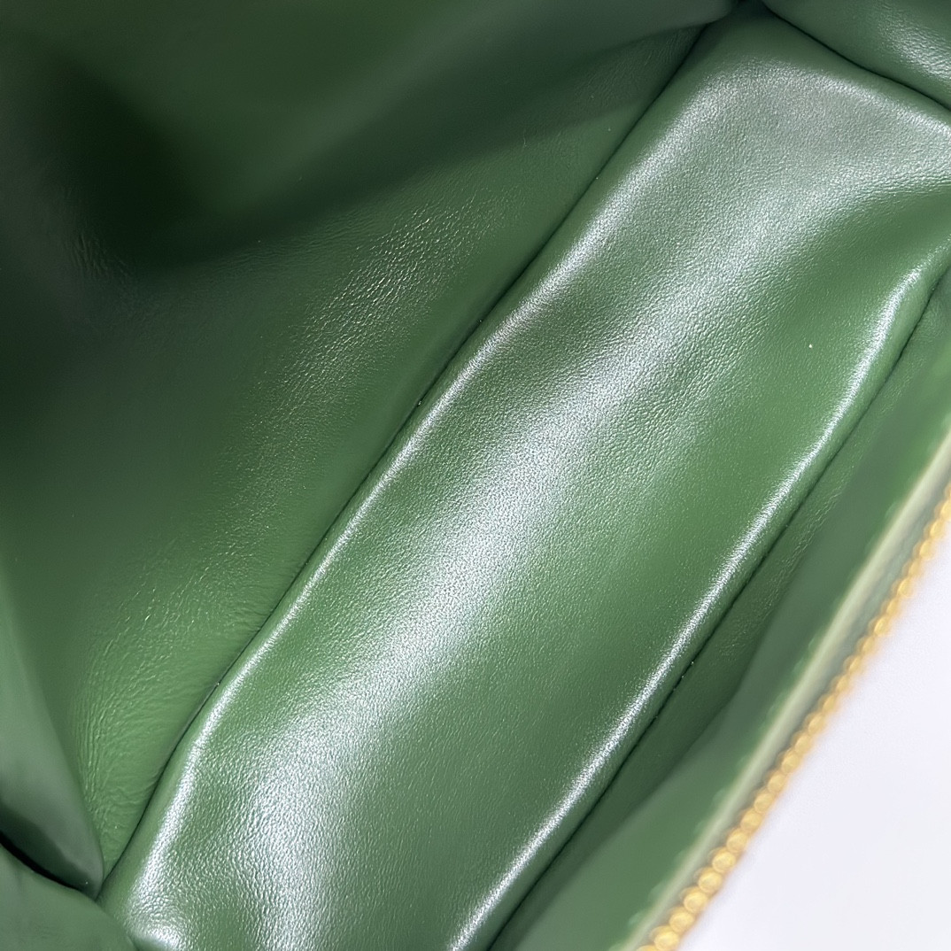 L0r0 P1ana Extra Pocket backpack L23.5 Ostrich-grained Leather 23 x 21 x 8 cm