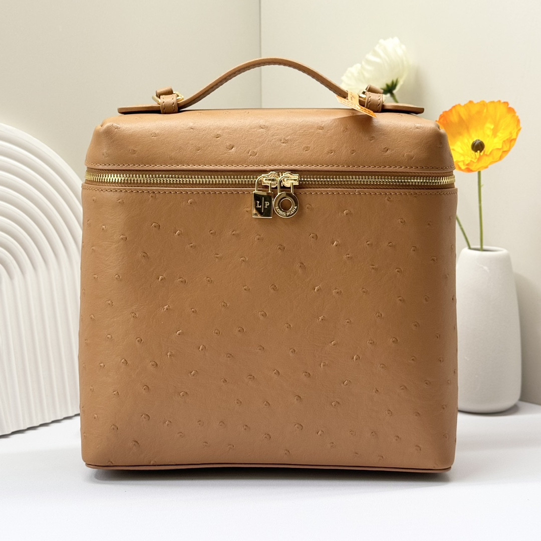 L0r0 P1ana Extra Pocket backpack L23.5 Ostrich-grained Leather 23 x 21 x 8 cm