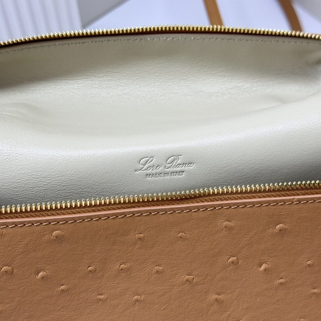 L0r0 P1ana Extra Pocket backpack L23.5 Ostrich-grained Leather 23 x 21 x 8 cm