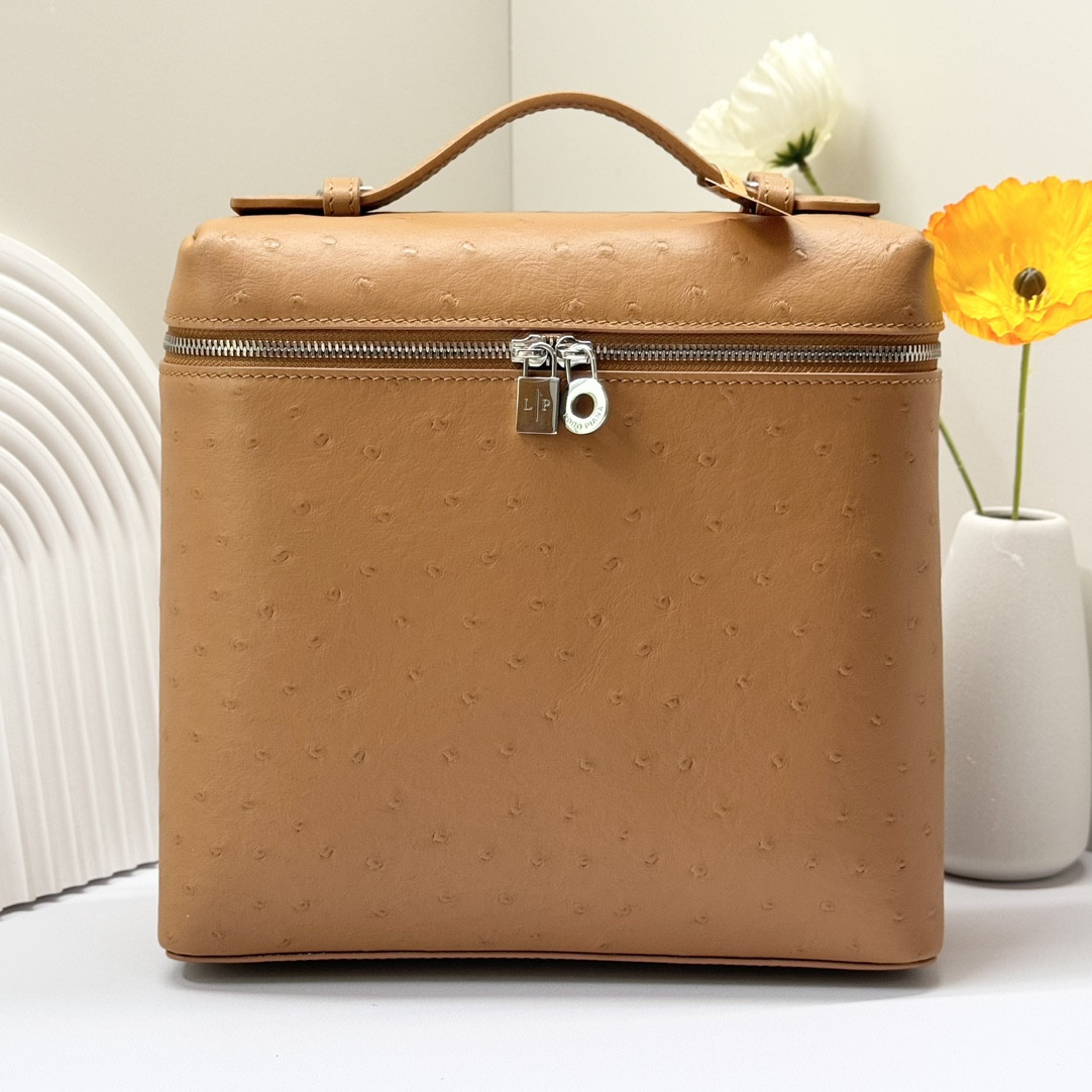 L0r0 P1ana Extra Pocket backpack L23.5 Ostrich-grained Leather 23 x 21 x 8 cm