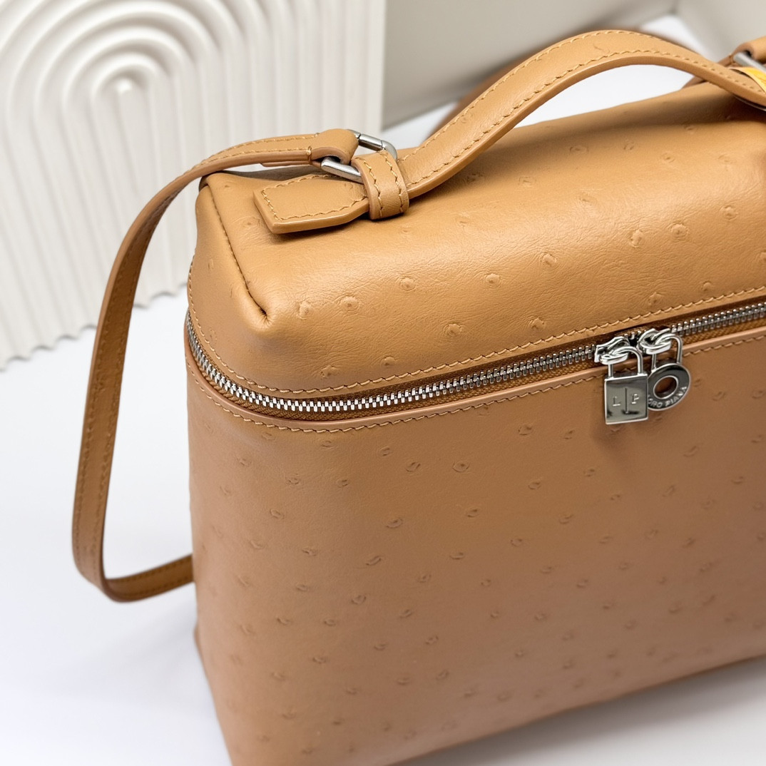 L0r0 P1ana Extra Pocket backpack L23.5 Ostrich-grained Leather 23 x 21 x 8 cm