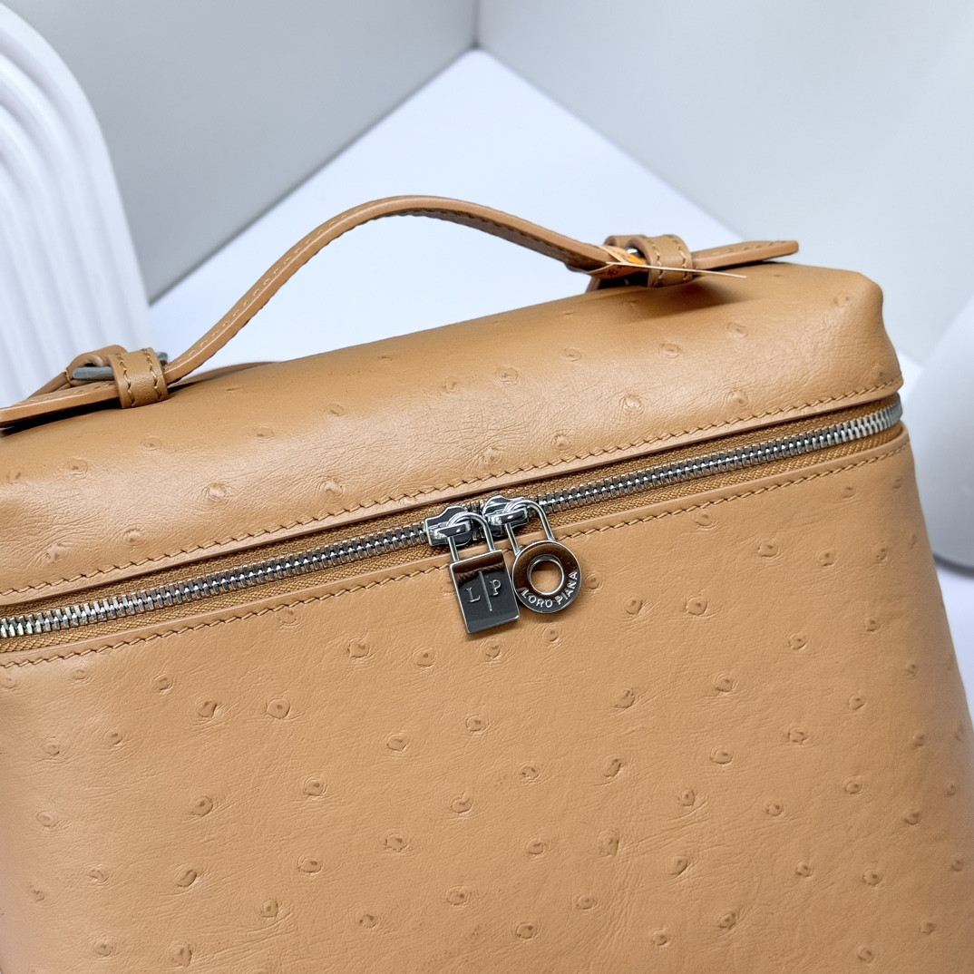 L0r0 P1ana Extra Pocket backpack L23.5 Ostrich-grained Leather 23 x 21 x 8 cm