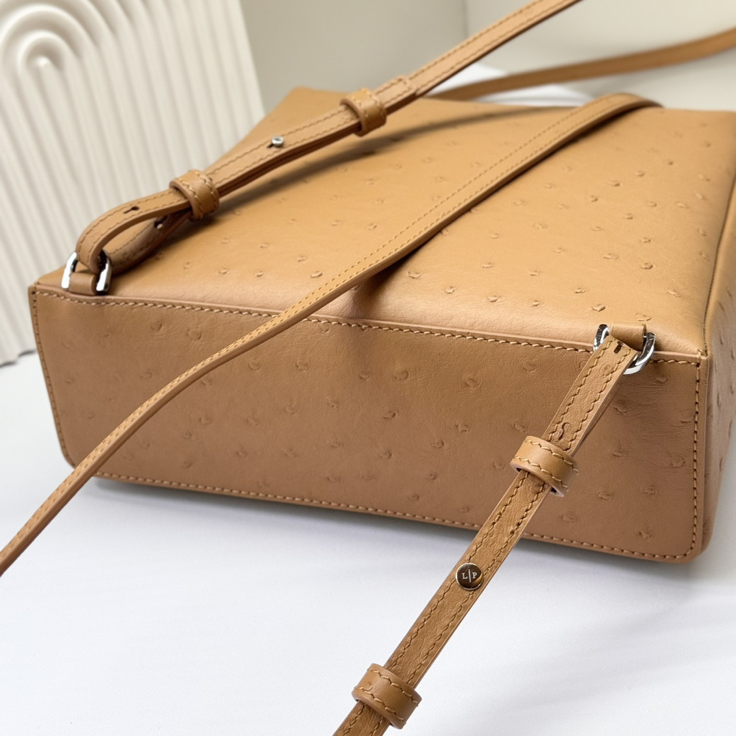 L0r0 P1ana Extra Pocket backpack L23.5 Ostrich-grained Leather 23 x 21 x 8 cm