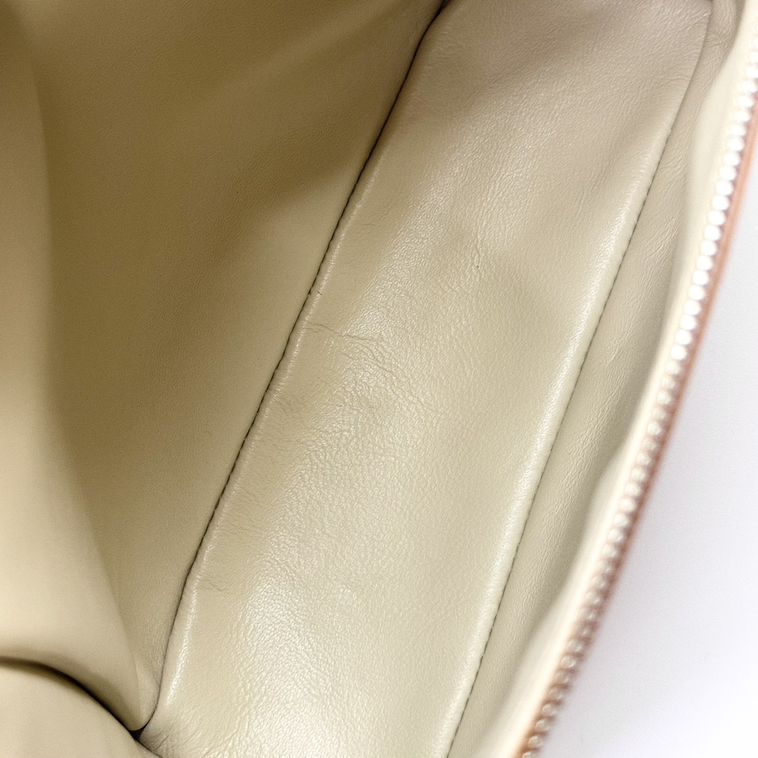 L0r0 P1ana Extra Pocket backpack L23.5 Ostrich-grained Leather 23 x 21 x 8 cm