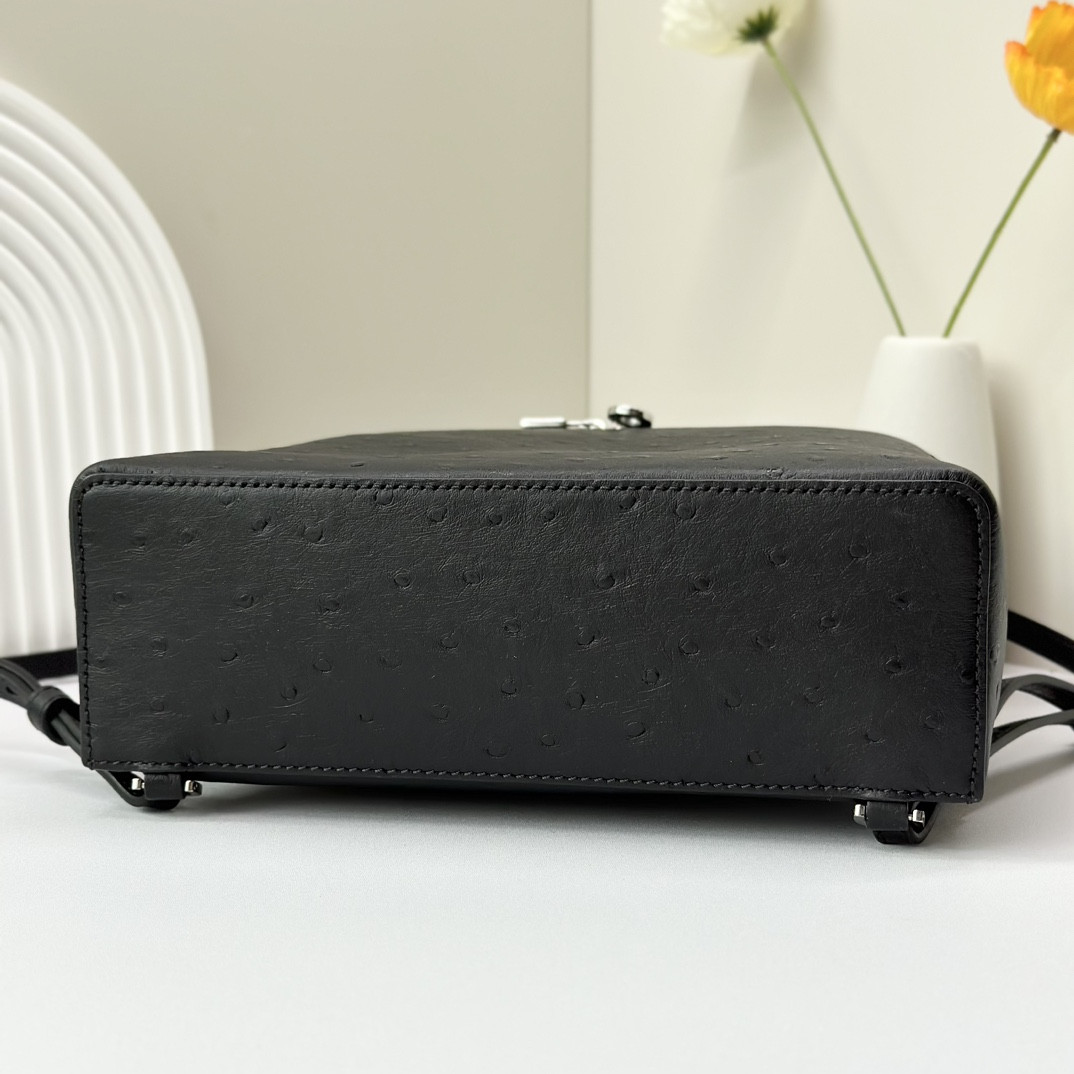 L0r0 P1ana Extra Pocket backpack L23.5 Ostrich-grained Leather 23 x 21 x 8 cm