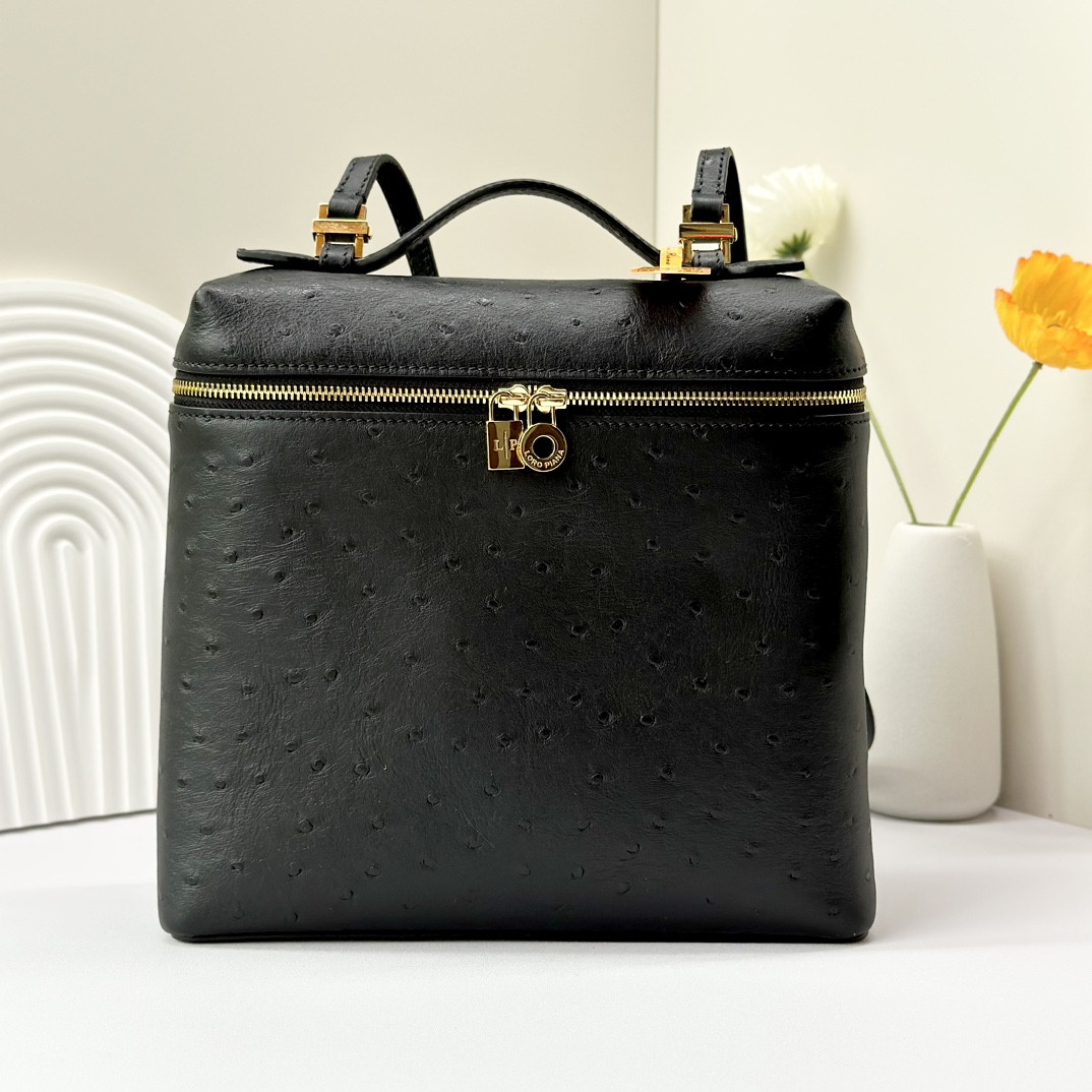 L0r0 P1ana Extra Pocket backpack L23.5 Ostrich-grained Leather 23 x 21 x 8 cm