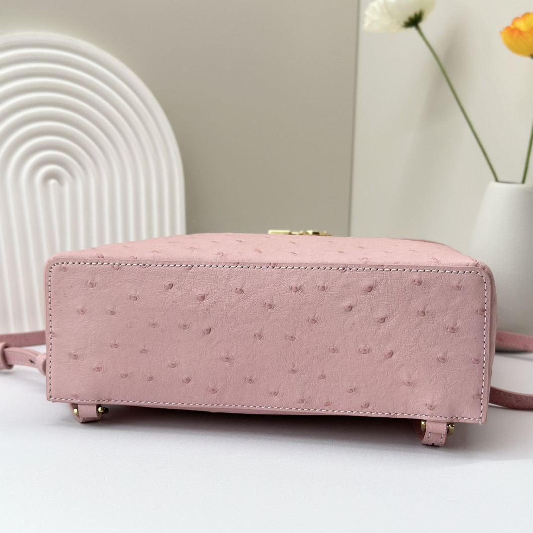 L0r0 P1ana Extra Pocket backpack L23.5 Ostrich-grained Leather 23 x 21 x 8 cm