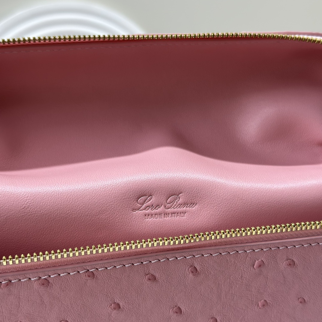 L0r0 P1ana Extra Pocket backpack L23.5 Ostrich-grained Leather 23 x 21 x 8 cm