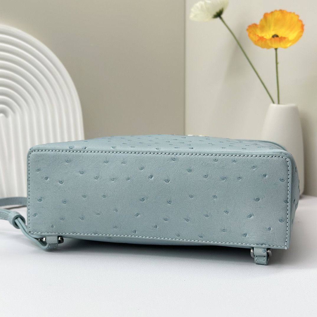 L0r0 P1ana Extra Pocket backpack L23.5 Ostrich-grained Leather 23 x 21 x 8 cm