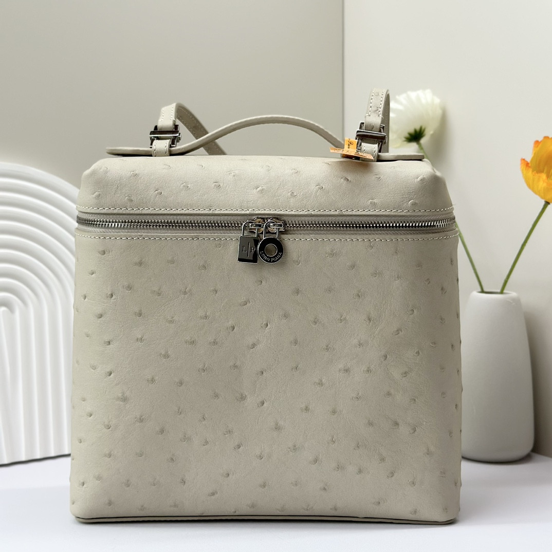 L0r0 P1ana Extra Pocket backpack L23.5 Ostrich-grained Leather 23 x 21 x 8 cm