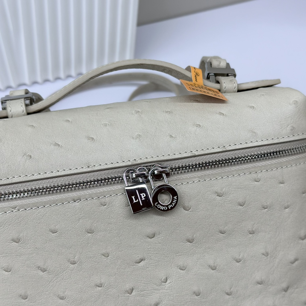 L0r0 P1ana Extra Pocket backpack L23.5 Ostrich-grained Leather 23 x 21 x 8 cm