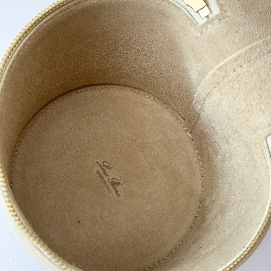 L0r0 P1ana Extra Case Smooth Calfskin 12 x16 x12cm