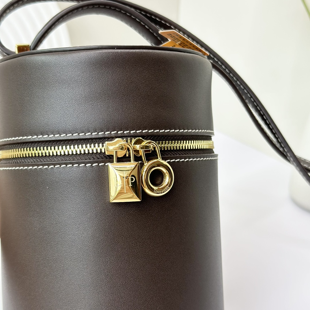 L0r0 P1ana Extra Case Smooth Calfskin 12 x16 x12cm