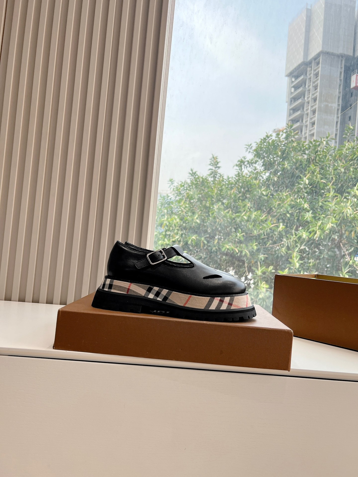 UA Bv*b*rry Check Leather Flats