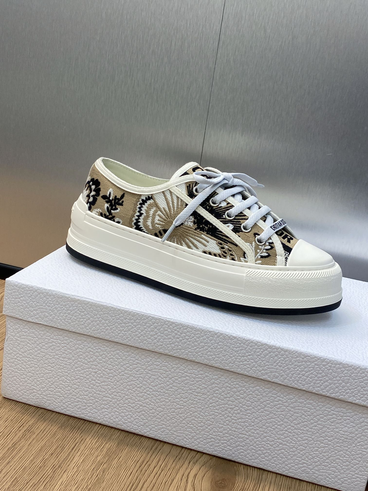 UA Walk'n'D10r Platform Sneaker