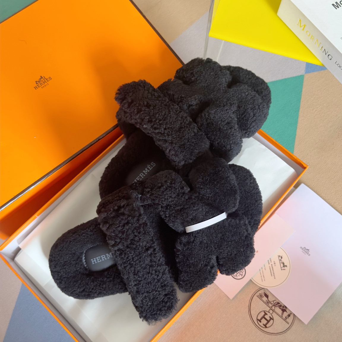 UA H**me5 Chypre sandal