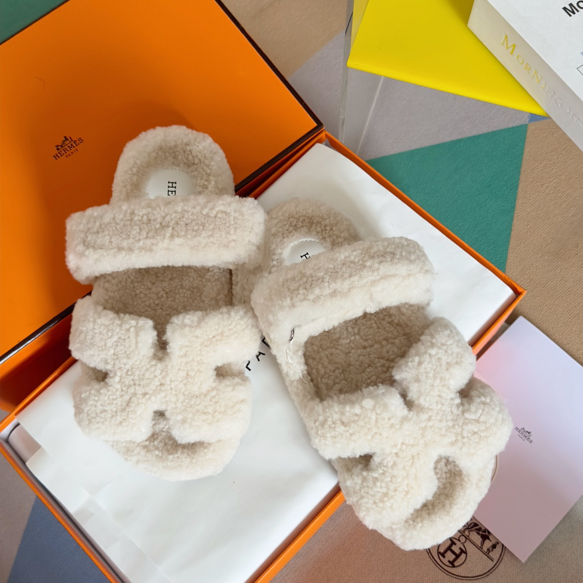 UA H**me5 Chypre sandal