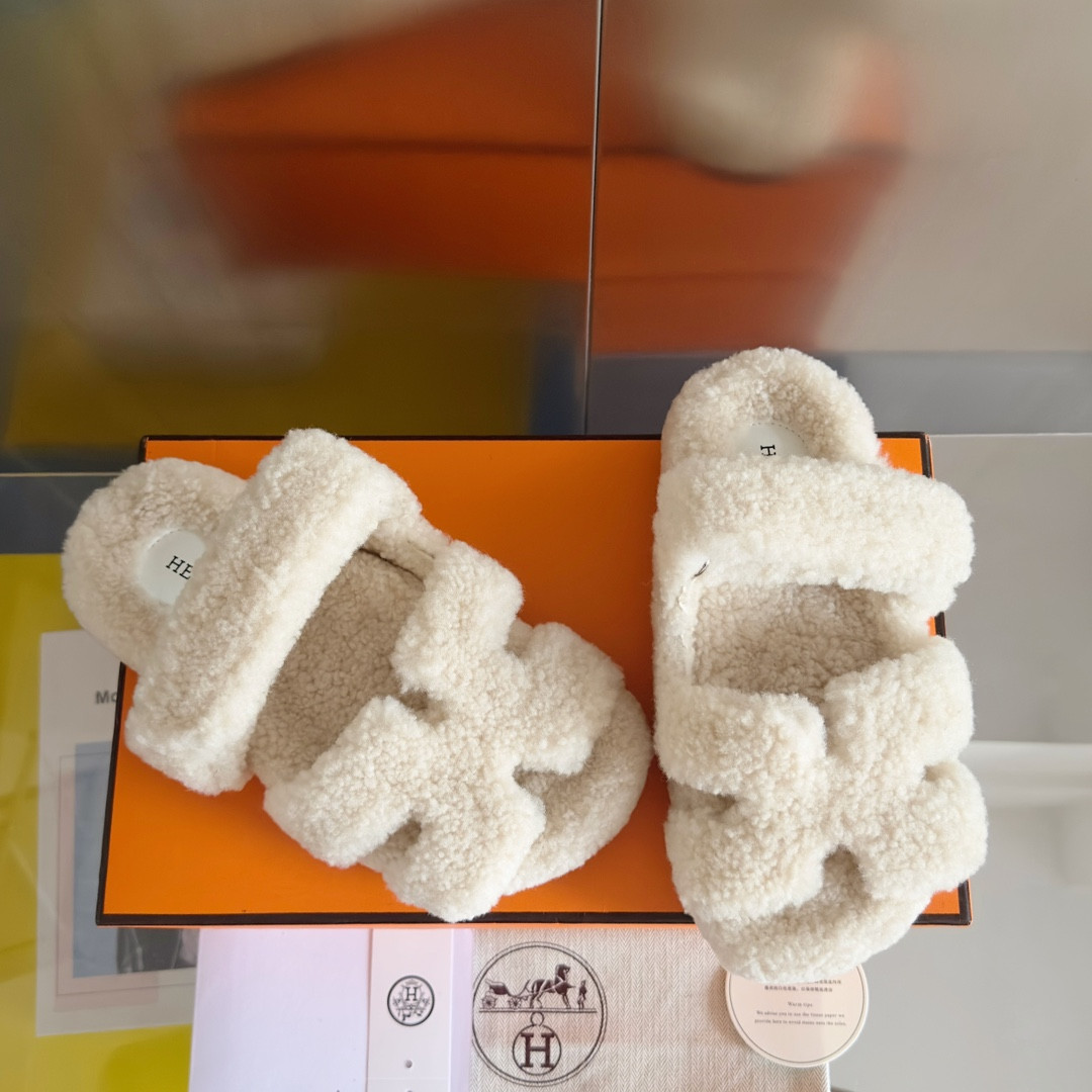 UA H**me5 Chypre sandal