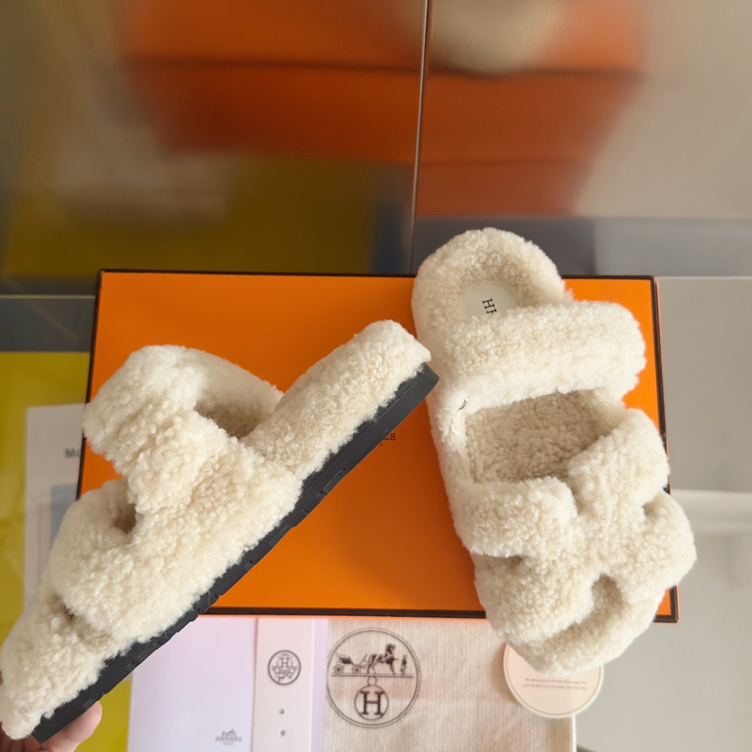 UA H**me5 Chypre sandal