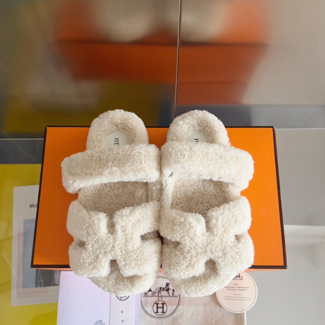 UA H**me5 Chypre sandal