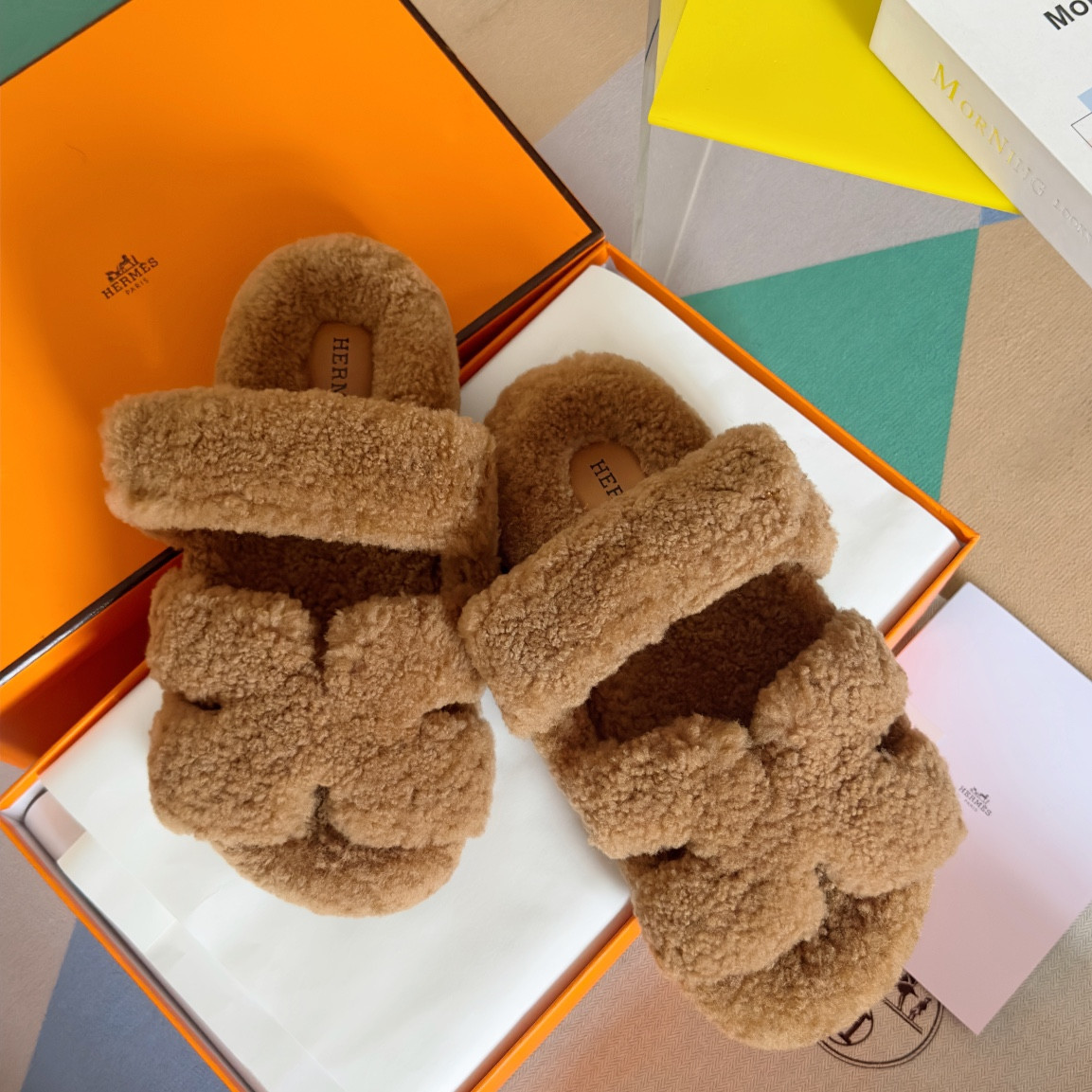 UA H**me5 Chypre sandal