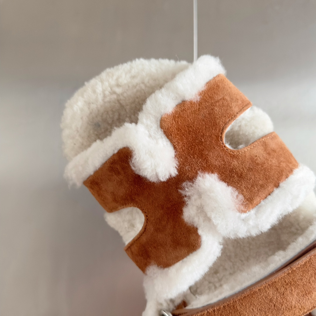 UA H**me5 Chypre sandal