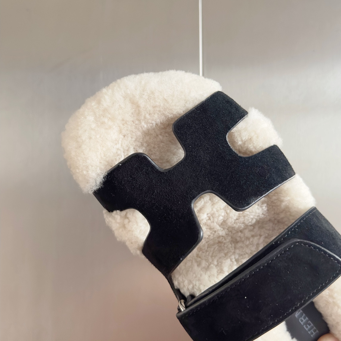 UA H**me5 Chypre sandal